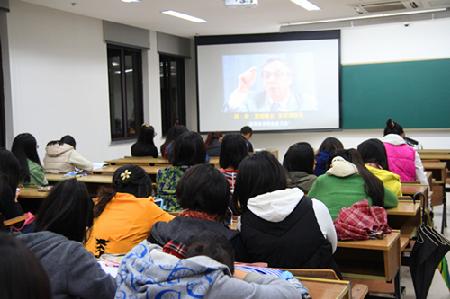 看红色电影，树正确观念