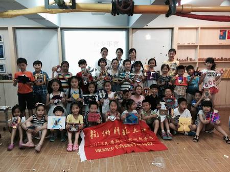 现金网
流动少年宫践行小分队 创意相框秀进娃哈哈小学