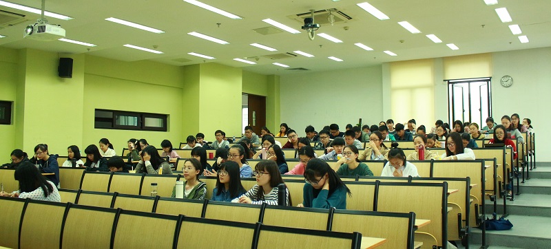 图为同学们认真听讲111.jpg