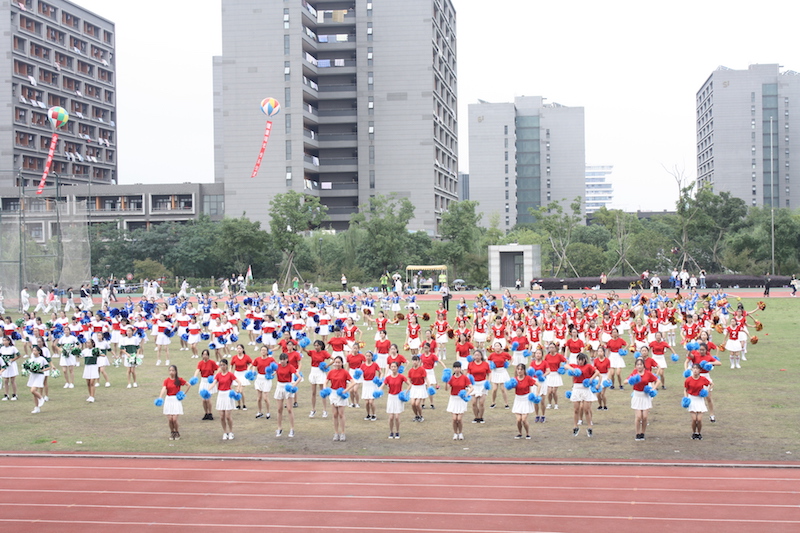 图为同学们在跳啦啦操.JPG